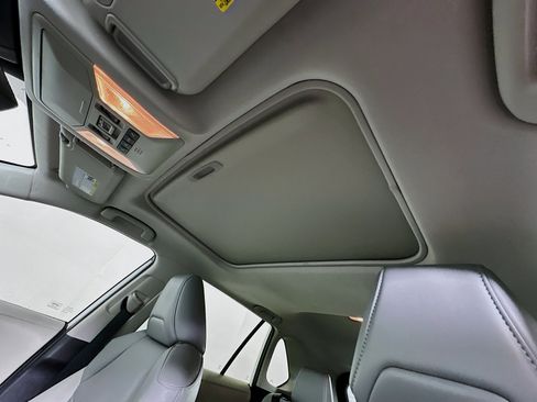 Used 2020 Toyota RAV4 XLE Premium image 25