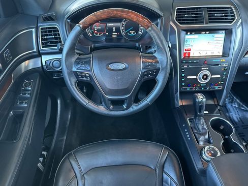 Used 2018 Ford Explorer Platinum image 16