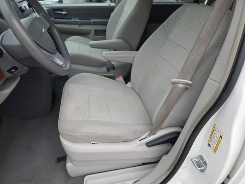 Used 2008 Chrysler Town & Country LX FWD image 13