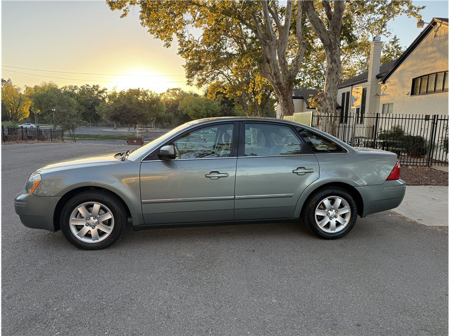 Used 2005 Ford Five Hundred SEL FWD image 2