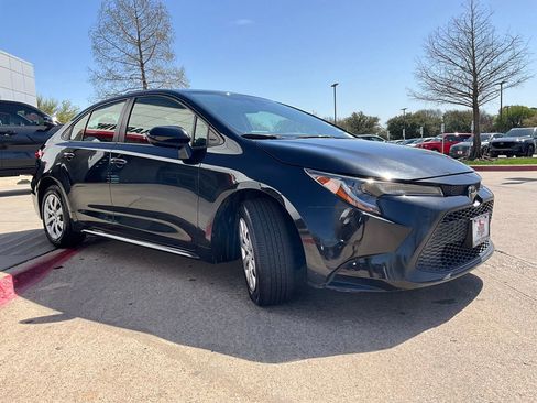 Used 2021 Toyota Corolla LE image 4
