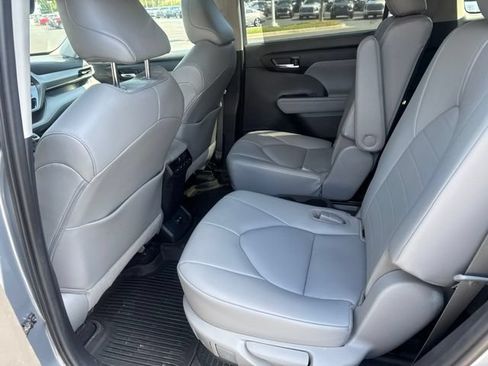 Used 2021 Toyota Highlander XLE AWD/4WD image 14