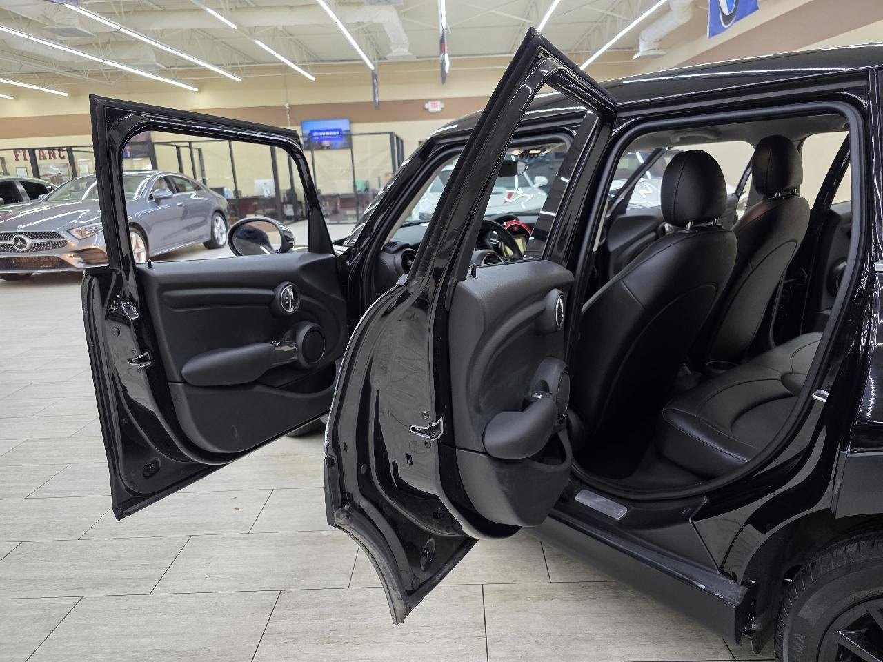 Used 2018 MINI Cooper 4-Door Hardtop w/ Signature Line Package FWD image 14