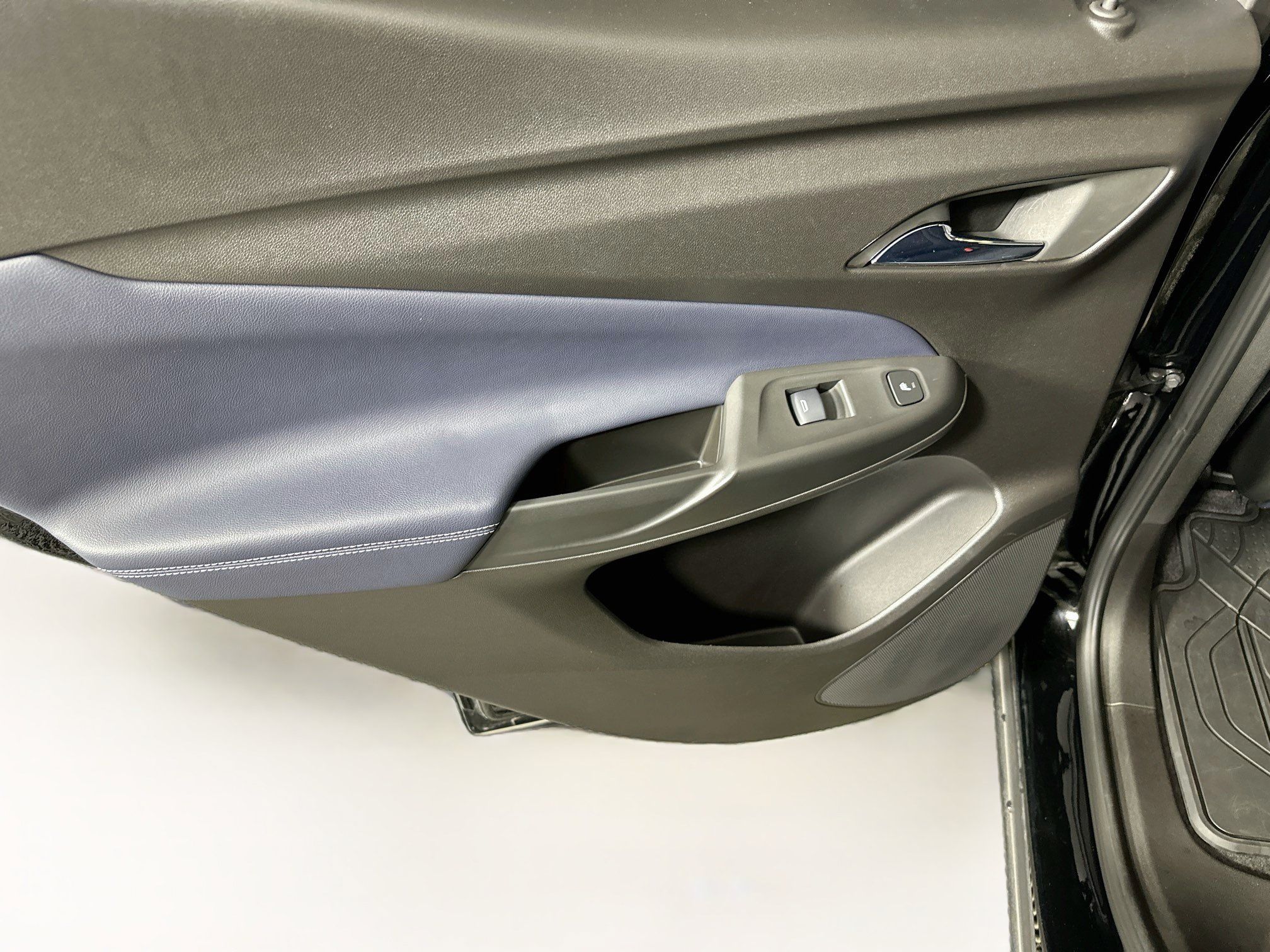 Used 2023 Chevrolet Bolt EUV Premier FWD image 25