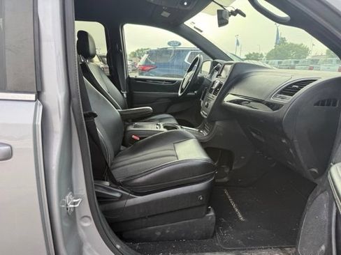 Used 2015 Chrysler Town & Country S FWD image 12