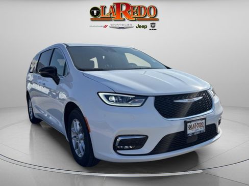 New 2026 Chrysler Pacifica Select image 1