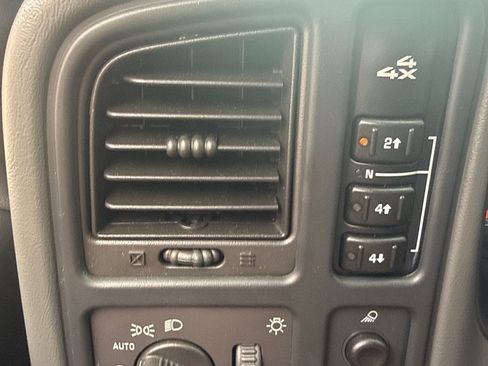 Used 2005 GMC Sierra 2500 SLE w/ Snow Plow Prep Package AWD/4WD image 17