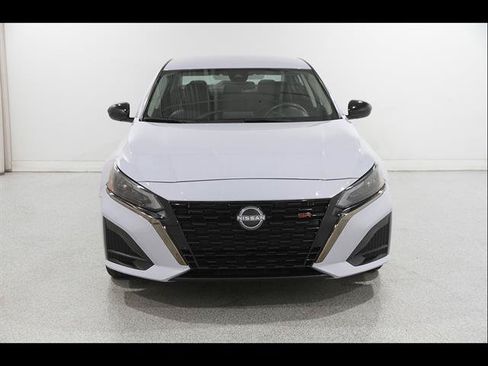 Used 2025 Nissan Altima 2.5 SR AWD/4WD image 2