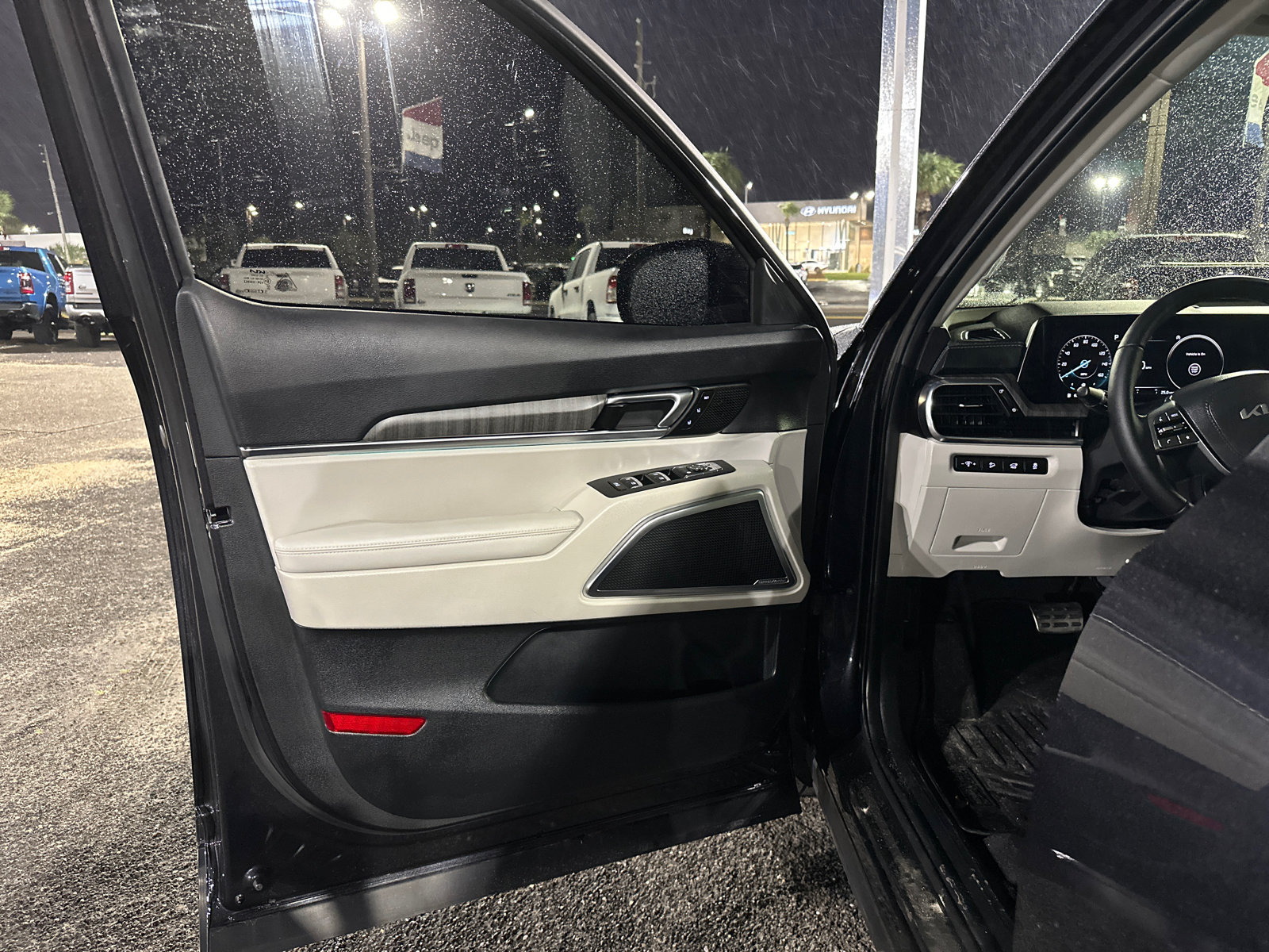 Used 2025 Kia Telluride SX FWD image 9