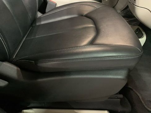 Used 2024 Chrysler Pacifica Touring-L image 23