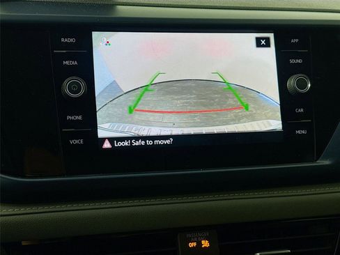 Used 2024 Volkswagen Taos SE w/ Panoramic Sunroof Package image 12