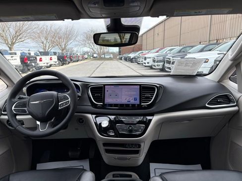Used 2024 Chrysler Pacifica Touring-L image 24