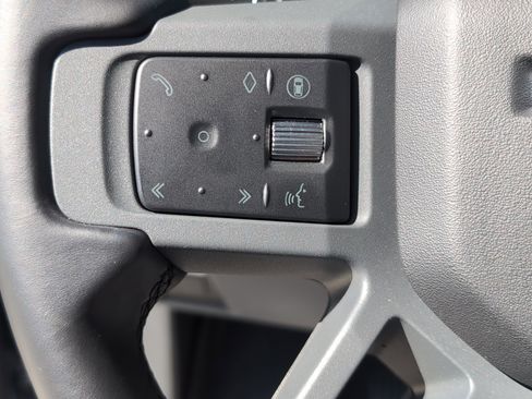 Used 2025 Land Rover Defender 110 X-Dynamic SE AWD/4WD image 19