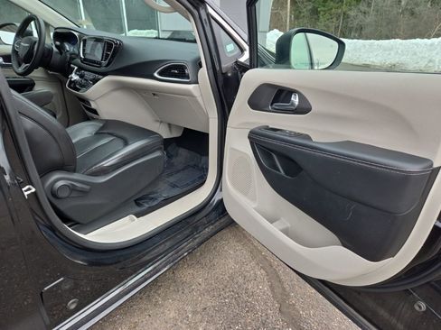 Used 2023 Chrysler Pacifica Touring-L FWD image 38