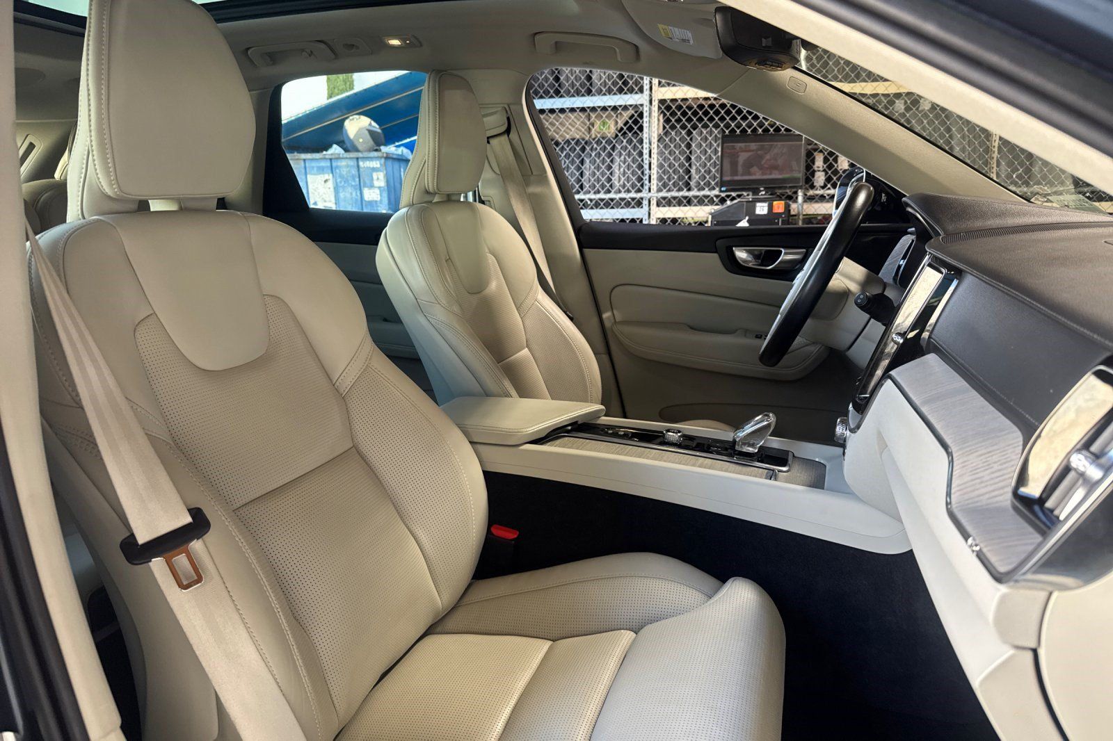 Used 2023 Volvo XC60 B5 Ultimate w/ Protection Package Premier FWD image 27