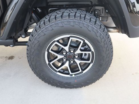 New 2026 Jeep Gladiator Rubicon w/ Steel Power Dome Hood Package AWD/4WD image 18