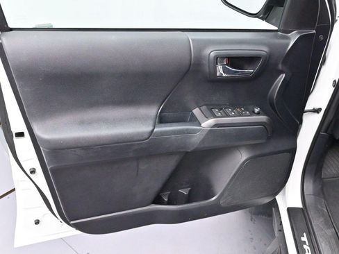 Used 2018 Toyota Tacoma TRD Off-Road AWD/4WD image 9