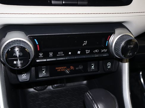 Used 2022 Toyota RAV4 XLE Premium image 31