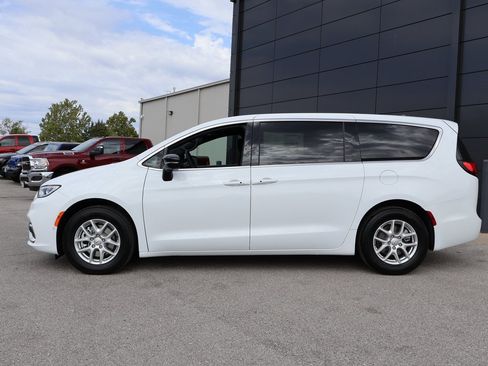 New 2026 Chrysler Pacifica Select image 2