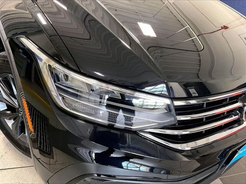 Certified 2023 Volkswagen Tiguan SE w/ Panoramic Sunroof Package AWD/4WD image 33