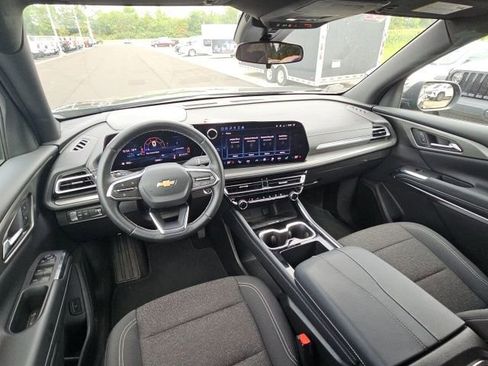 Used 2025 Chevrolet Traverse LT image 38