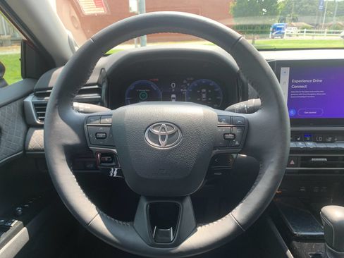 Used 2025 Toyota Camry XLE FWD image 27
