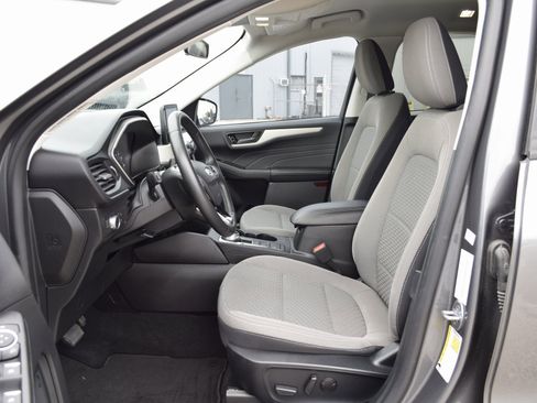 Used 2022 Ford Escape SE w/ SE Sport Appearance Package image 18