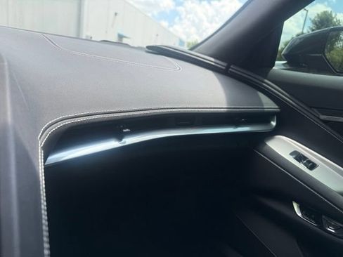 Used 2022 Chevrolet Corvette Stingray Convertible w/ Z51 Performance Package RWD image 31