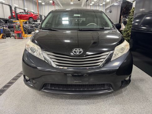 Used 2013 Toyota Sienna XLE image 31