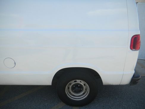 Used 2000 Dodge B1500 image 9