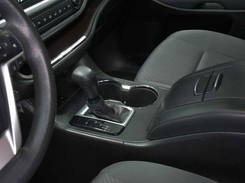 Used 2016 Toyota Highlander LE FWD image 22