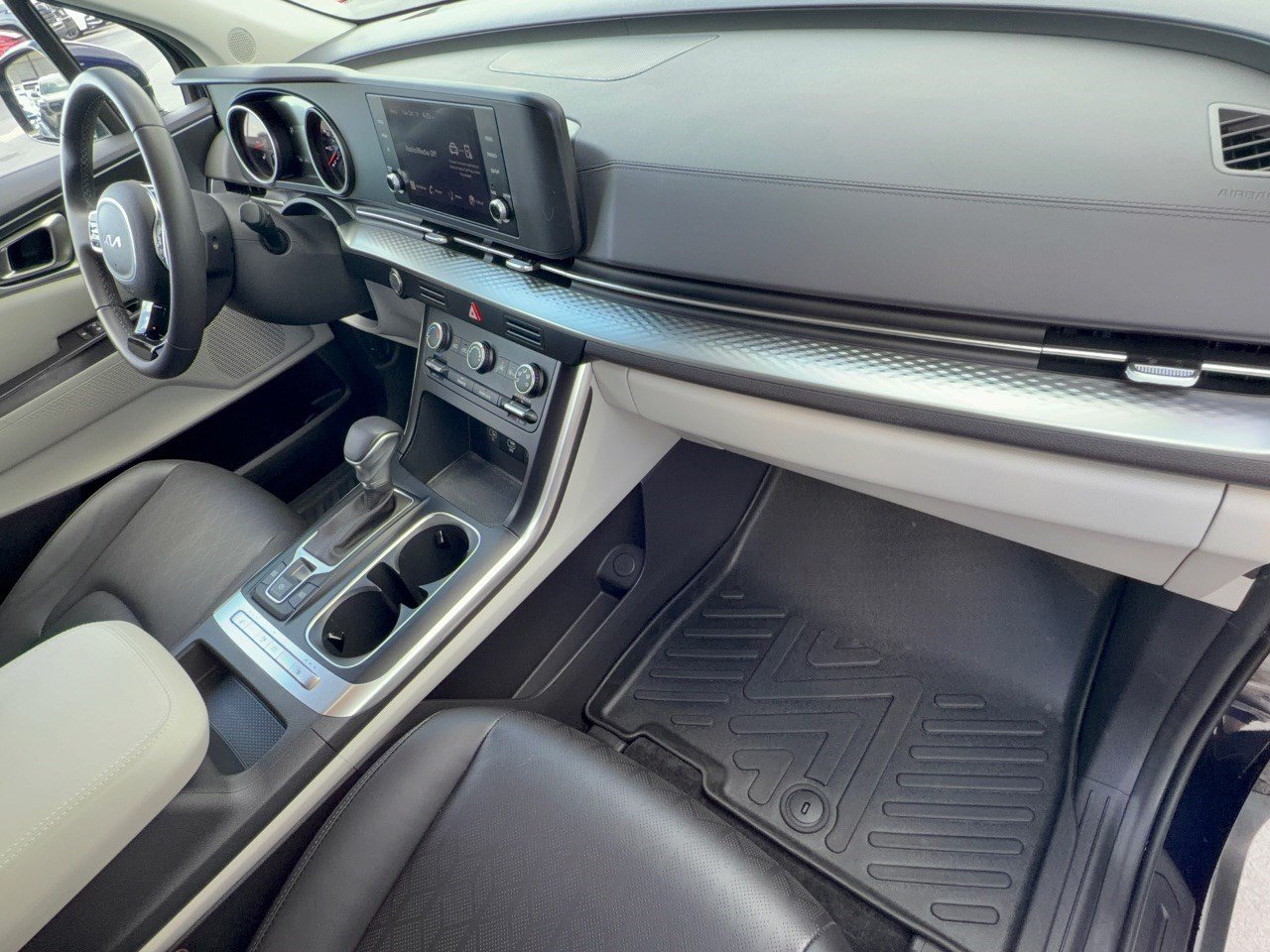 Used 2024 Kia Carnival LX FWD image 31