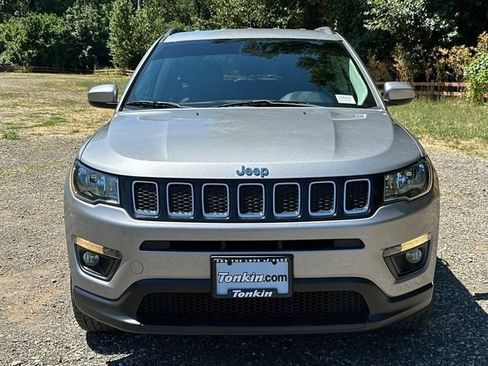 Used 2018 Jeep Compass Latitude w/ Popular Equipment Group AWD/4WD image 3