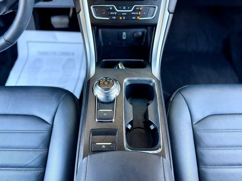 Used 2017 Ford Fusion SE w/ Fusion SE Technology Package image 16