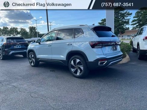 Used 2025 Volkswagen Taos SE AWD/4WD image 6
