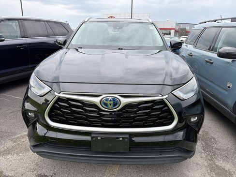 Used 2023 Toyota Highlander XLE AWD/4WD image 3