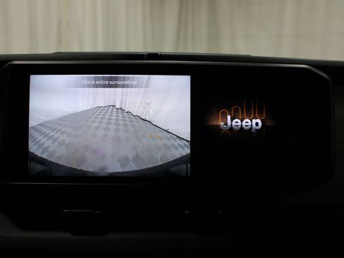 Used 2025 Jeep Wrangler Unlimited Sahara AWD/4WD image 16