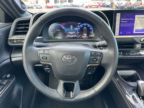 Used 2024 Toyota Crown Limited image 18