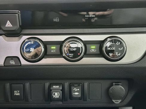 Used 2018 Toyota Tacoma SR5 RWD image 18