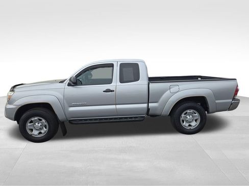 Used 2013 Toyota Tacoma 4x4 Access Cab w/ SR5 Pkg image 2