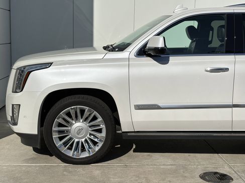 Used 2020 Cadillac Escalade Platinum image 5