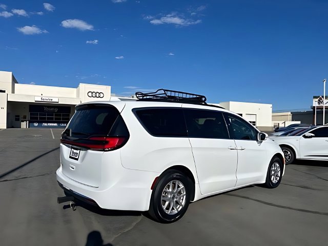 Used 2022 Chrysler Pacifica Touring-L FWD image 3