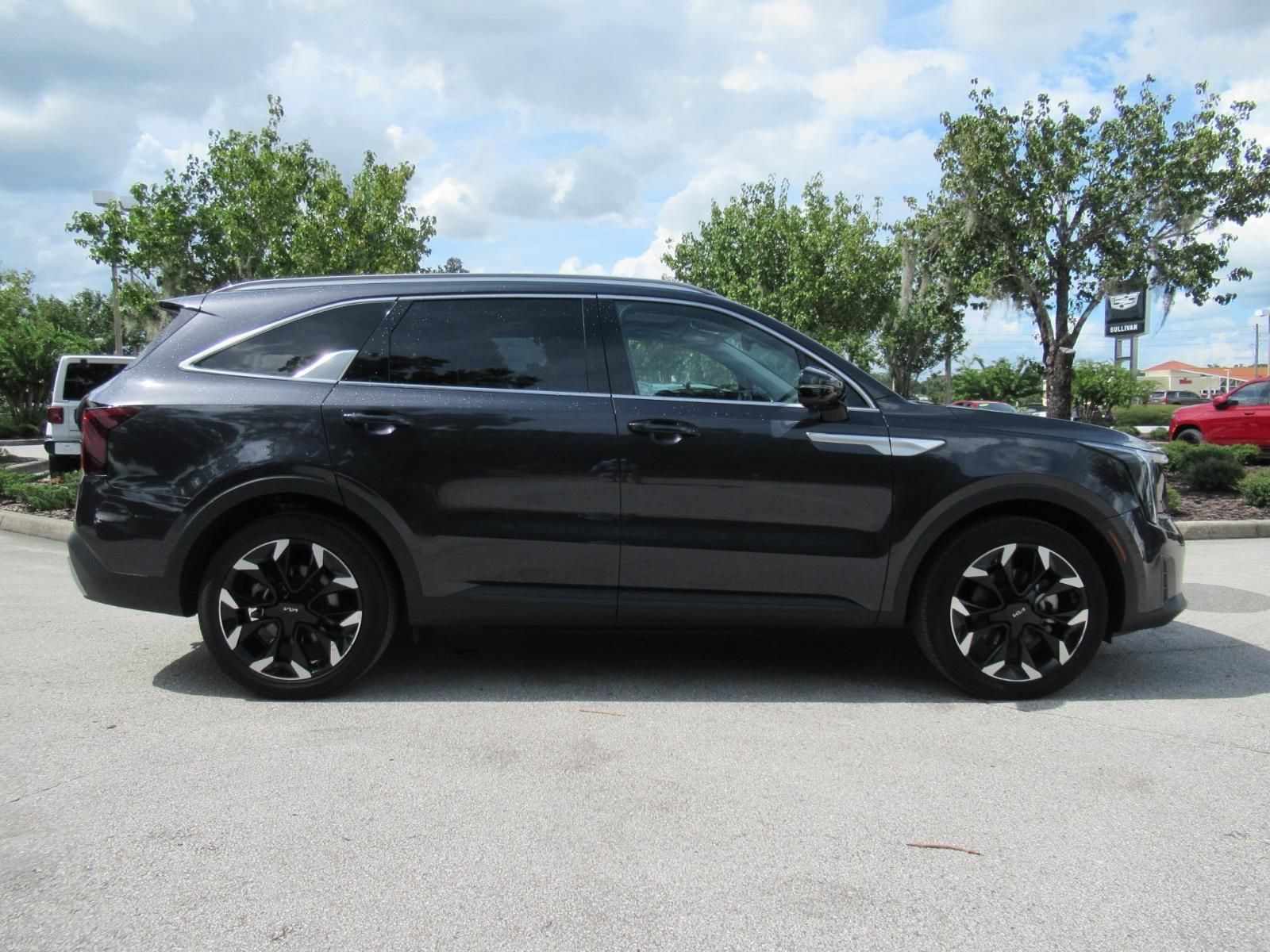 Used 2025 Kia Sorento SX FWD image 2