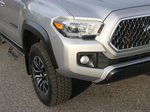 Used 2019 Toyota Tacoma TRD Off-Road w/ Technology Package image 9