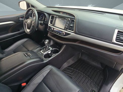 Used 2018 Toyota Highlander XLE image 29