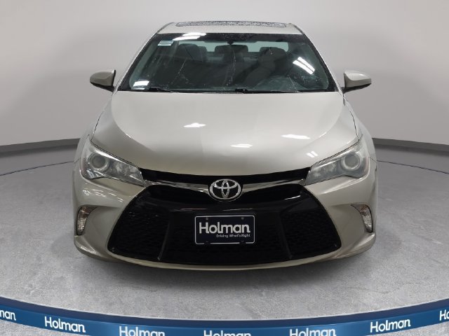 Used 2016 Toyota Camry SE w/ Moonroof Package FWD image 3