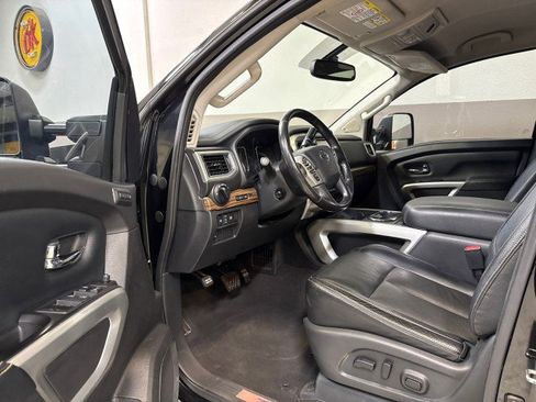 Used 2018 Nissan Titan SL w/ Chrome Package image 12