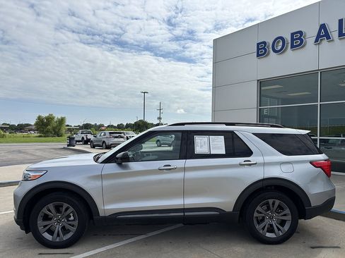 Used 2023 Ford Explorer XLT w/ Equipment Group 202A AWD/4WD image 2