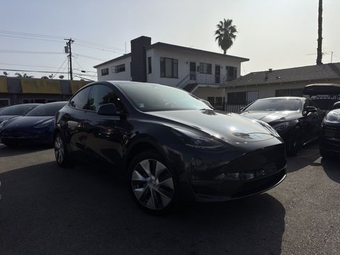 Used 2024 Tesla Model Y Long Range image 3