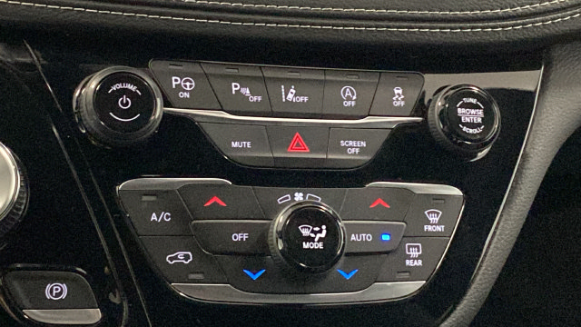 Used 2025 Chrysler Pacifica Select AWD/4WD image 33